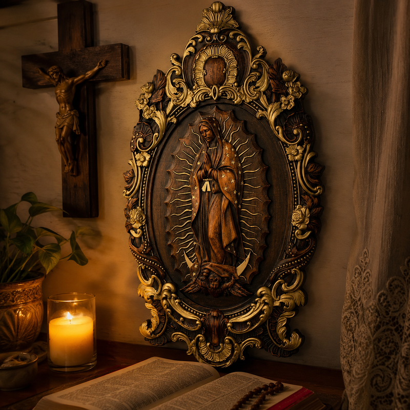 Detalhe da talha em madeira dourada de Nossa Senhora de Guadalupe