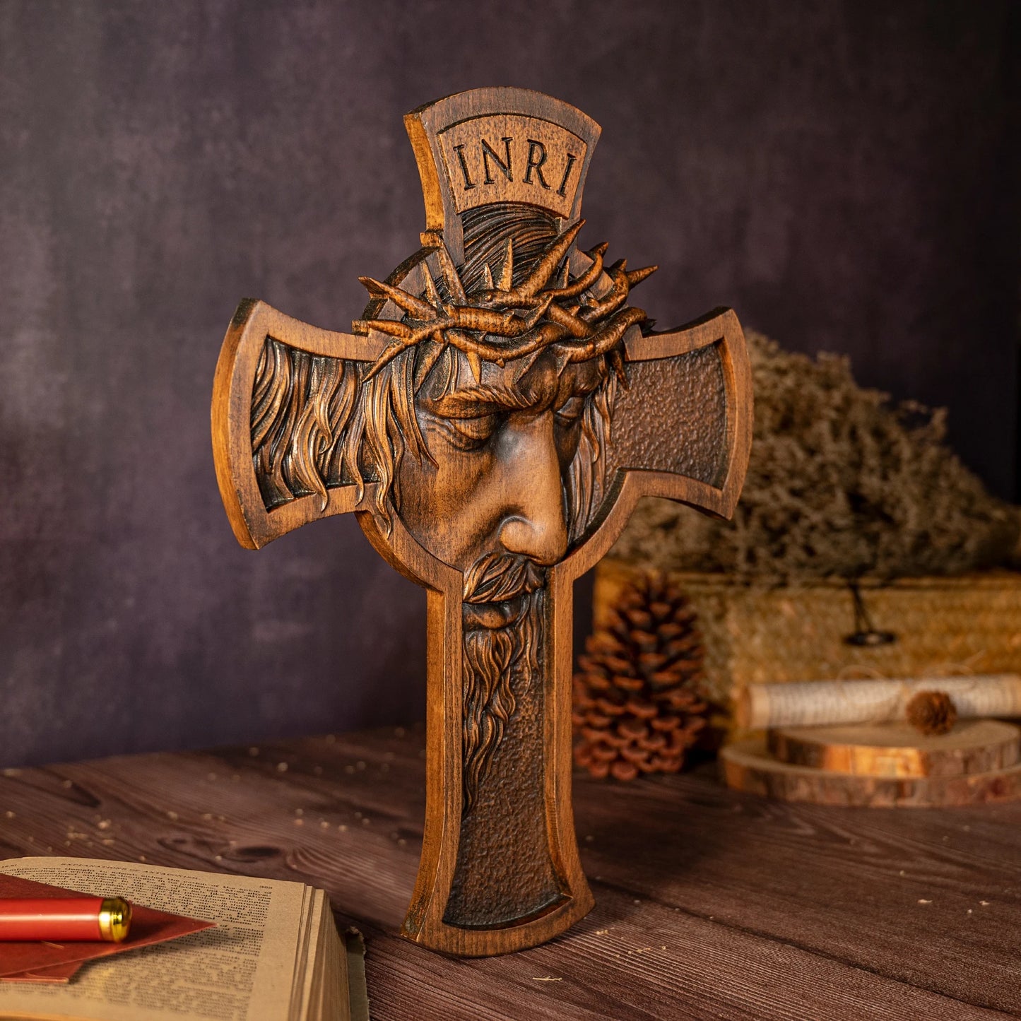 Cruz de Madeira com a Face de Cristo Coroado de Espinhos