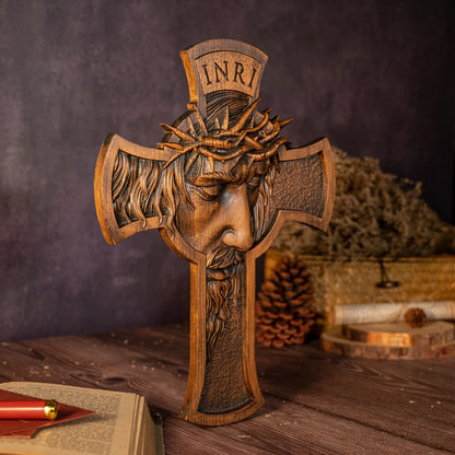 Cruz de Madeira com a Face de Cristo Coroado de Espinhos