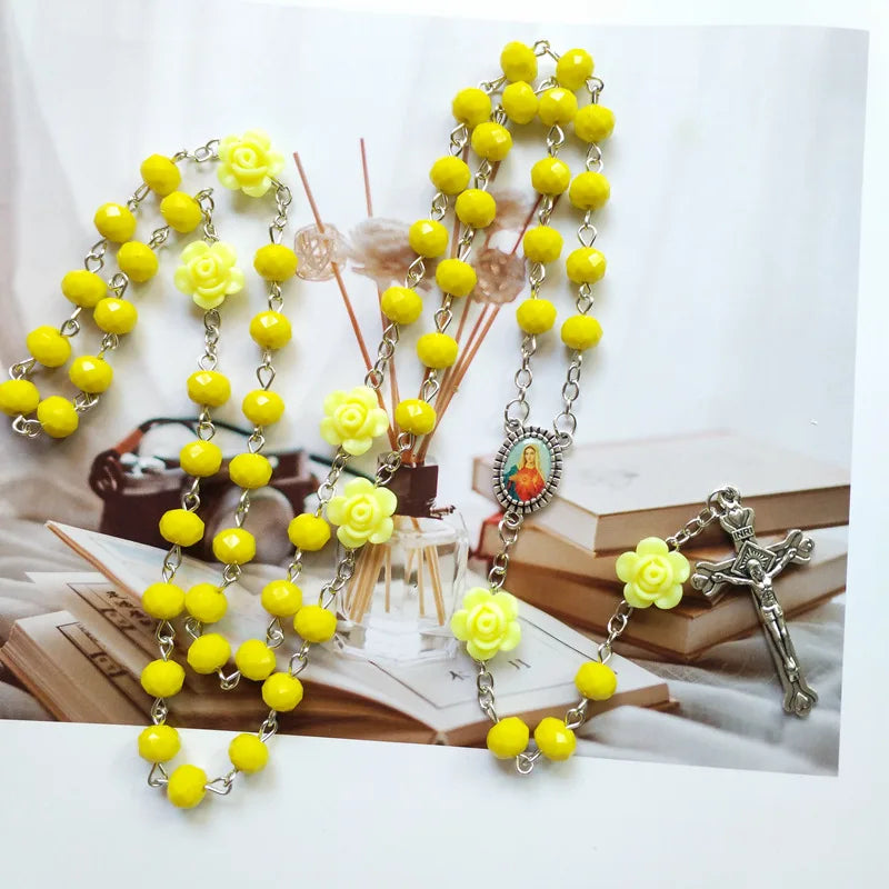 Colar Terço com Contas de Cristal e Rosas