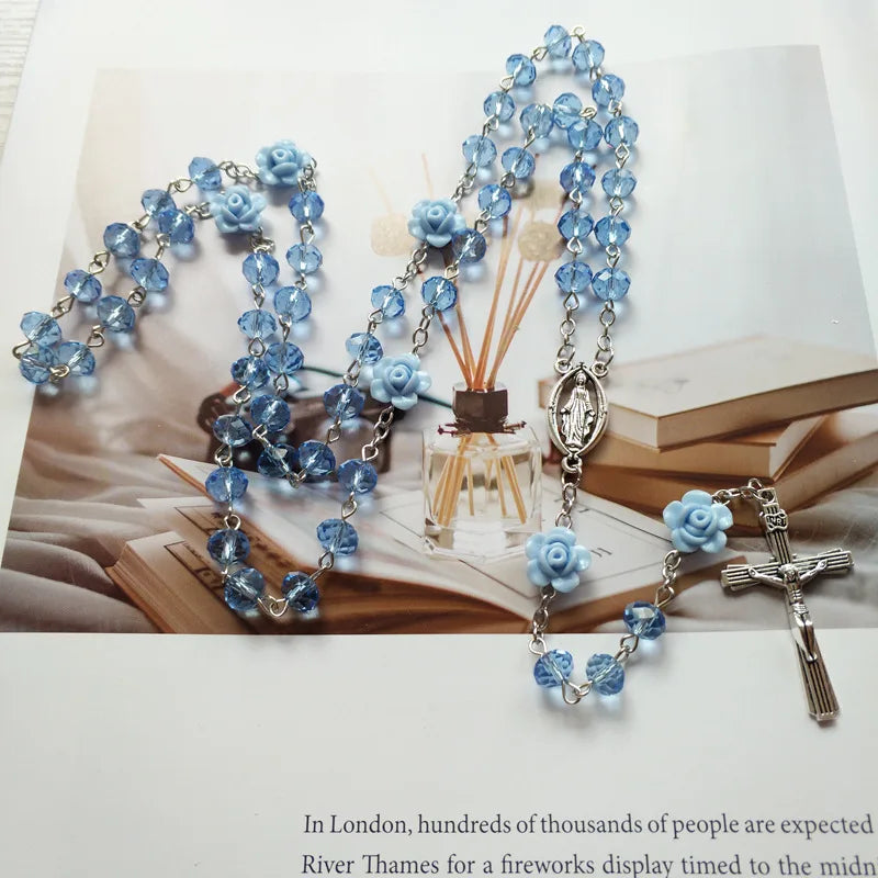 Colar Terço com Contas de Cristal e Rosas