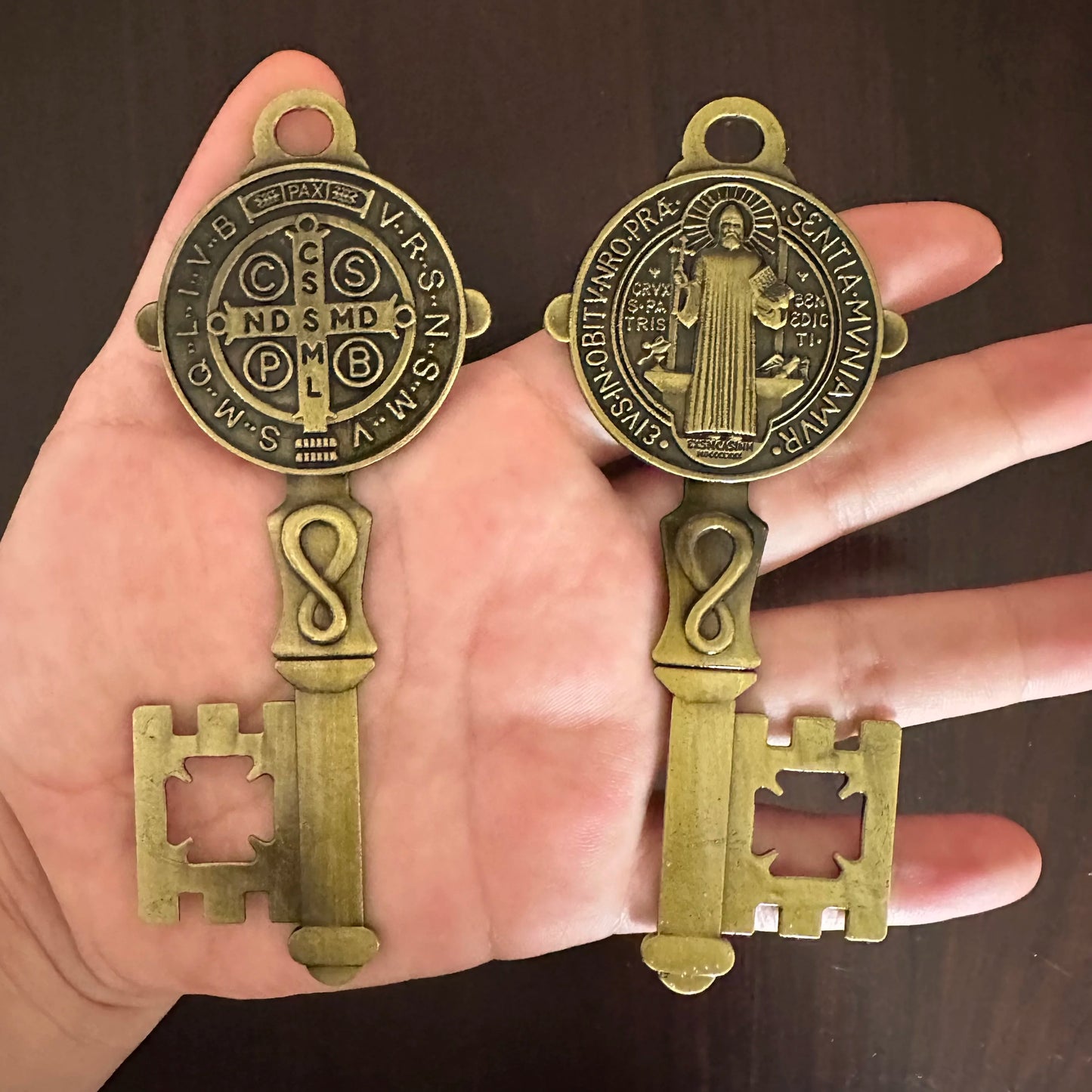 Chave Dupla Face São Bento 12cm – Elegância e Tradição