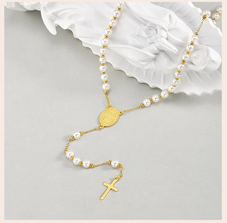 Colar Terço com Pérolas de Acrílico Banhado a Ouro 18k