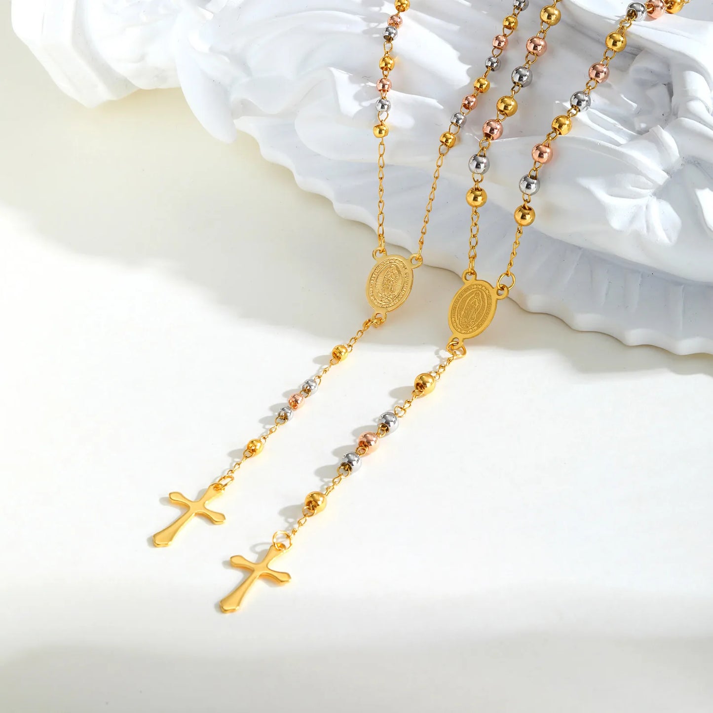 Colar Terço de Três Tons com Pingente de Cruz