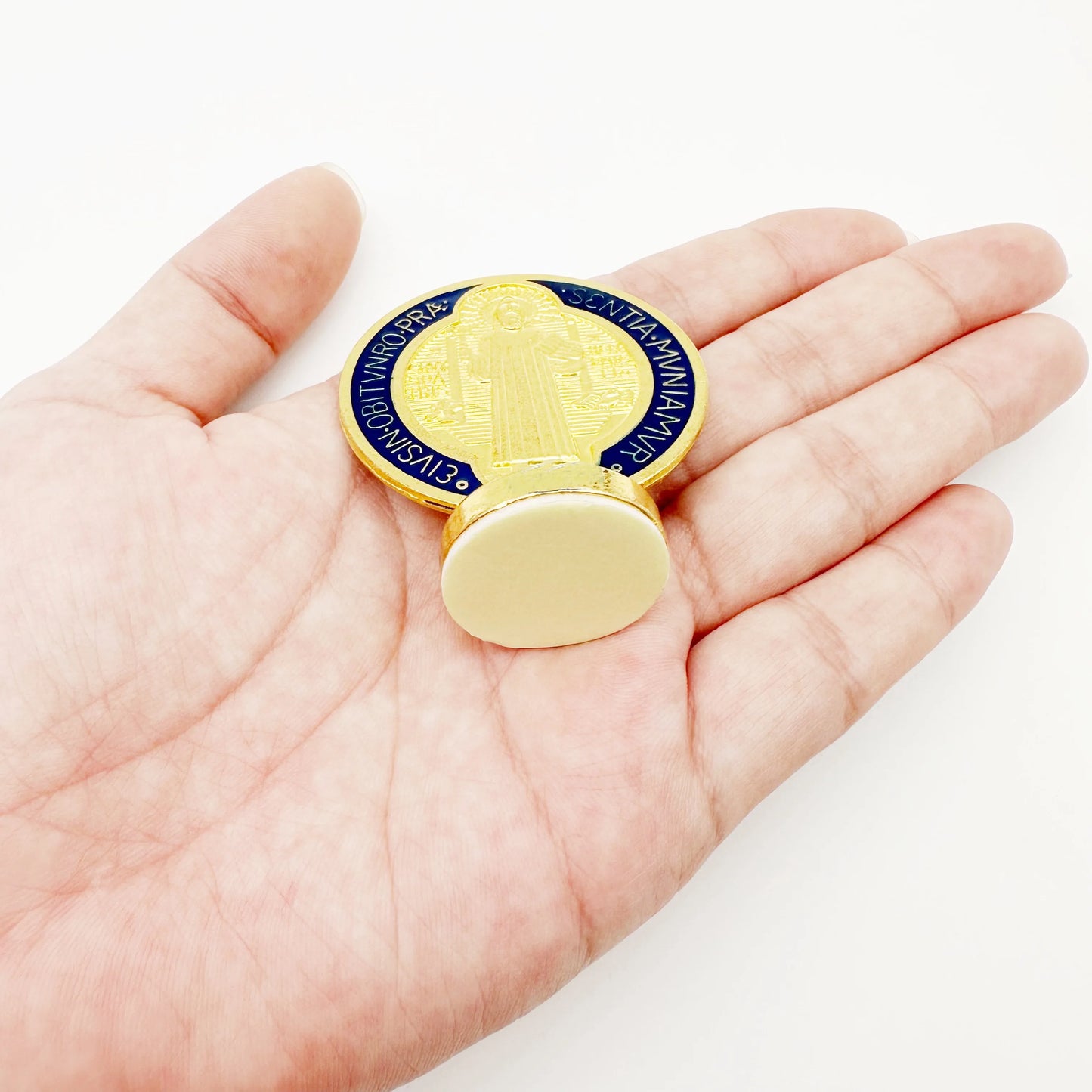 Ornamentos de Mesa Medalha São Bento em Liga de Metal