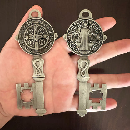 Chave Dupla Face São Bento 12cm – Elegância e Tradição