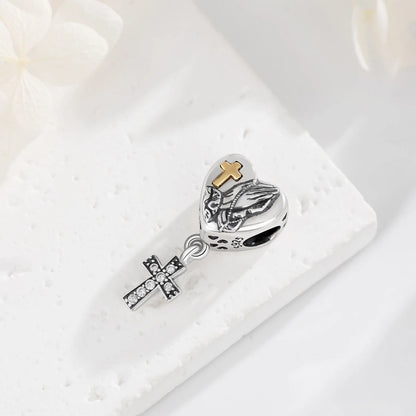 Berloque Cruz Prata Esterlina 925 com Mãos em Oração