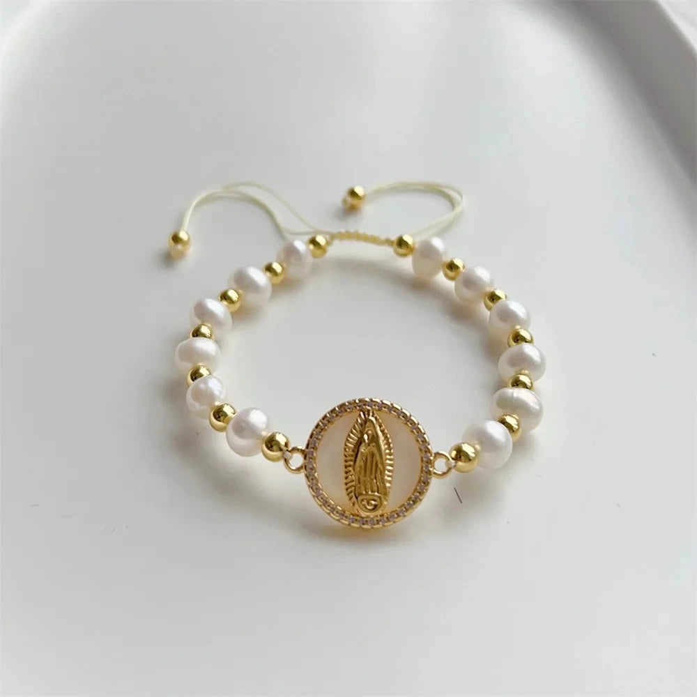 Pulseira de Pérola Natural com Virgem Maria Banhada a Ouro 18K