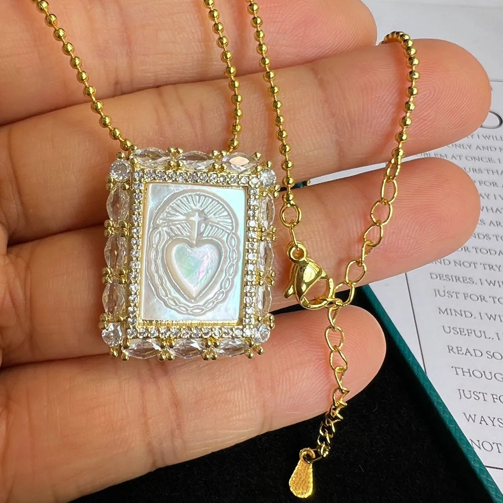 Colar Religioso de Madrepérola com Medalha da Virgem Maria