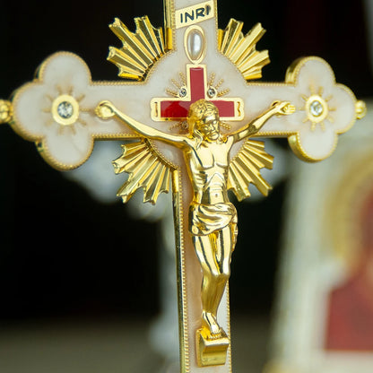 crucifixo de mesa com base dourado