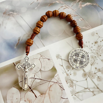 Dezena com Contas de Madeira com Medalha de São Bento e Crucifixo