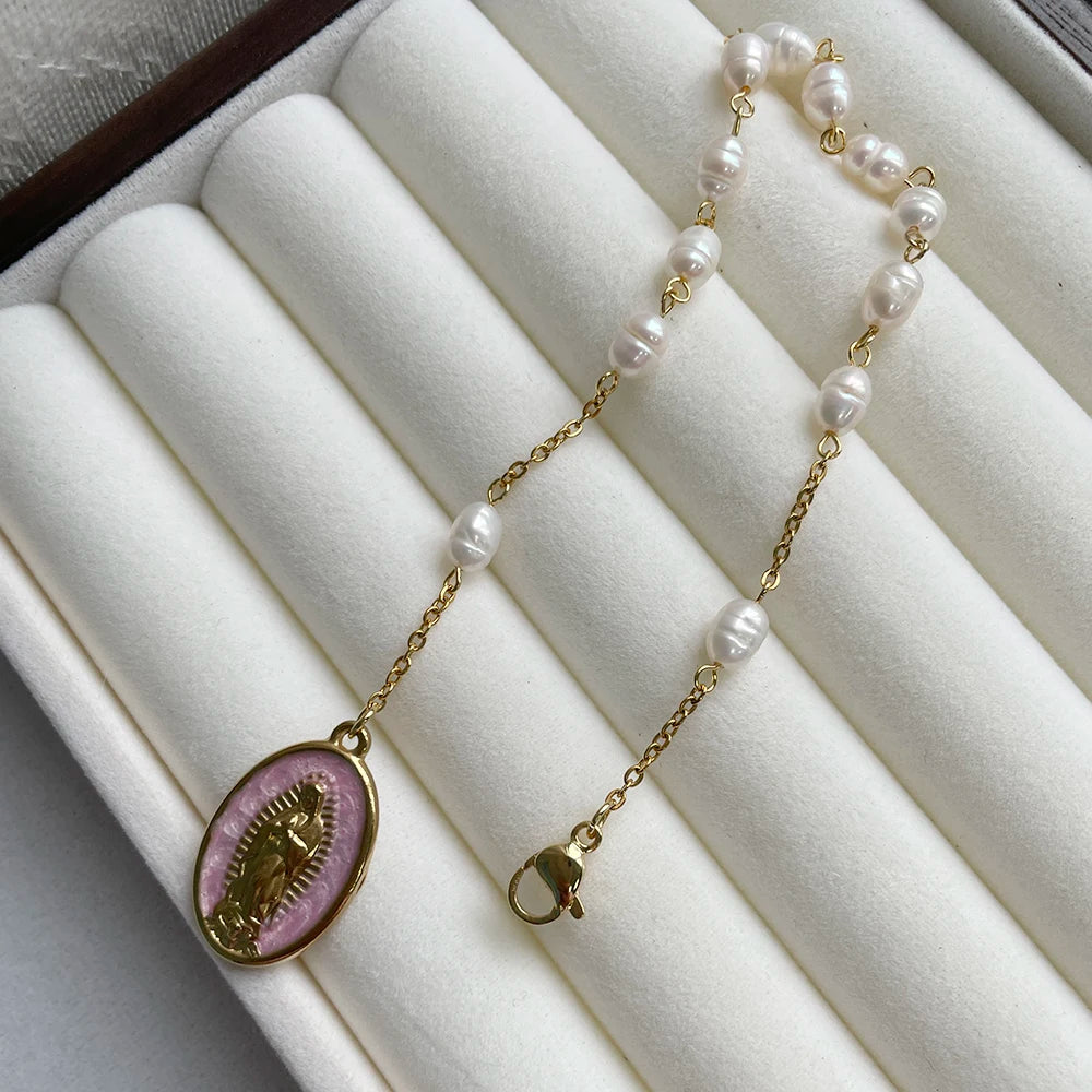 Pulseira Feminina de Pérolas Naturais com Pingente de Nossa Senhora de Guadalupe