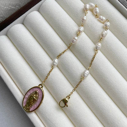 Pulseira Feminina de Pérolas Naturais com Pingente de Nossa Senhora de Guadalupe
