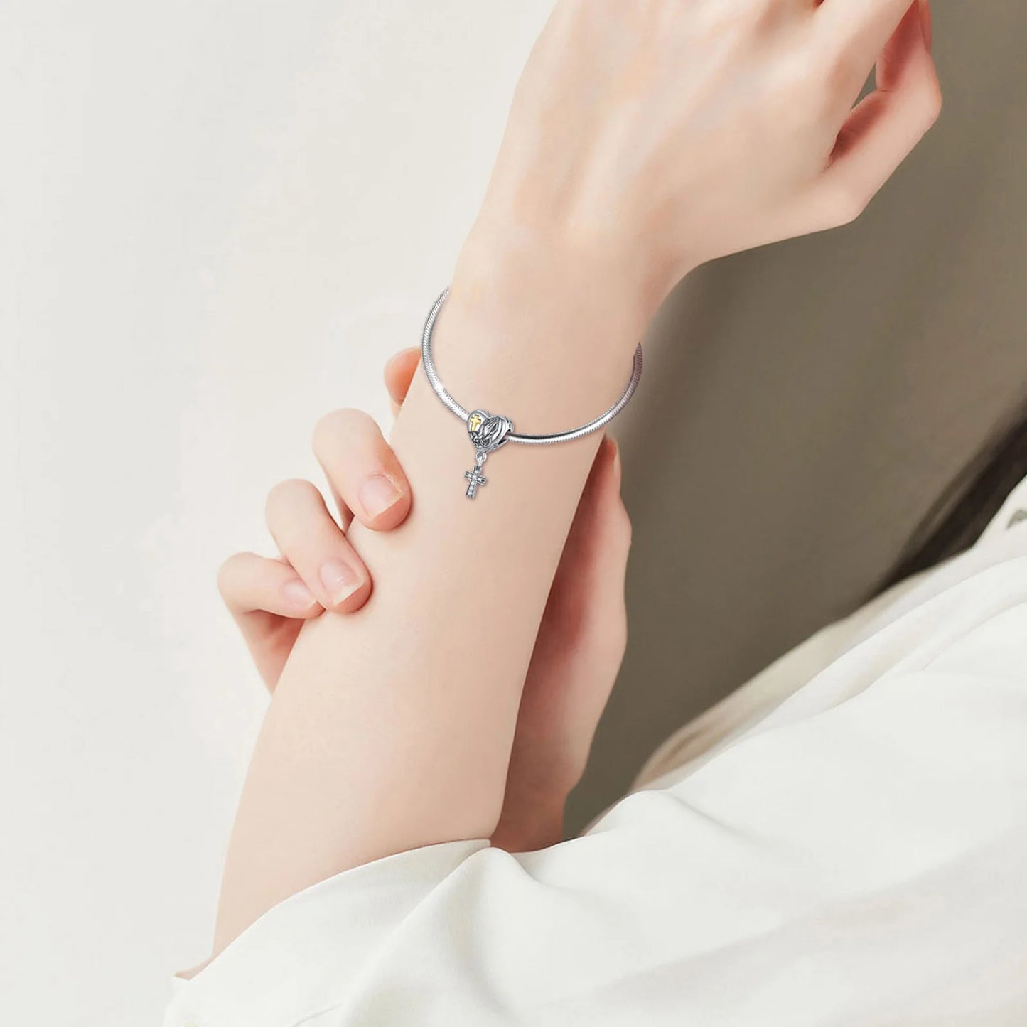 Berloque Cruz Prata Esterlina 925 com Mãos em Oração