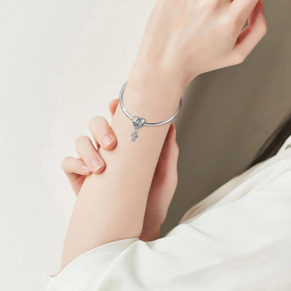 Berloque Cruz Prata Esterlina 925 com Mãos em Oração