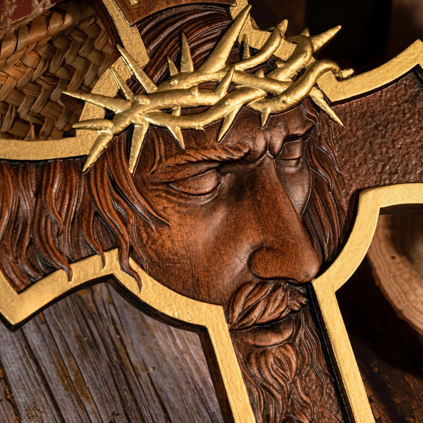 Cruz de Madeira com a Face de Cristo Coroado de Espinhos