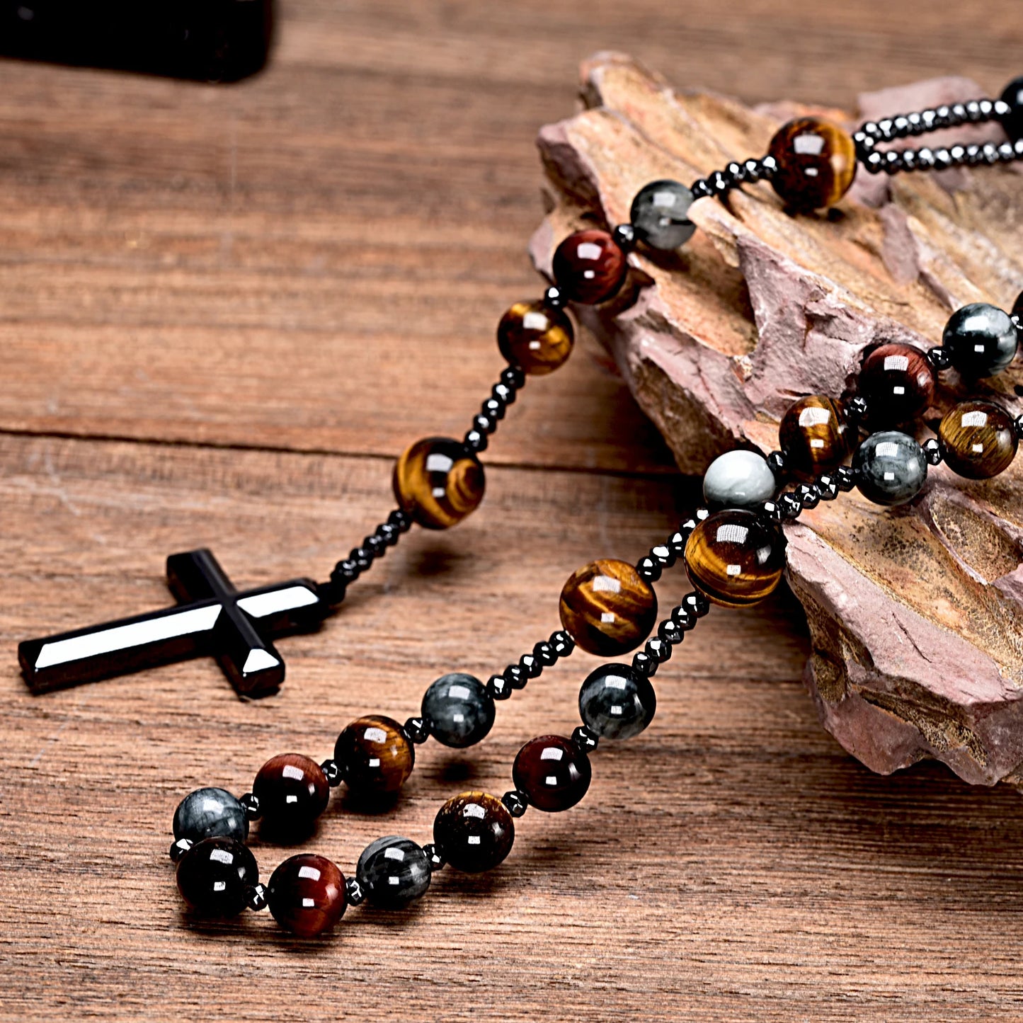 Terço com Pedra Olho de Tigre e Cruz de Hematita