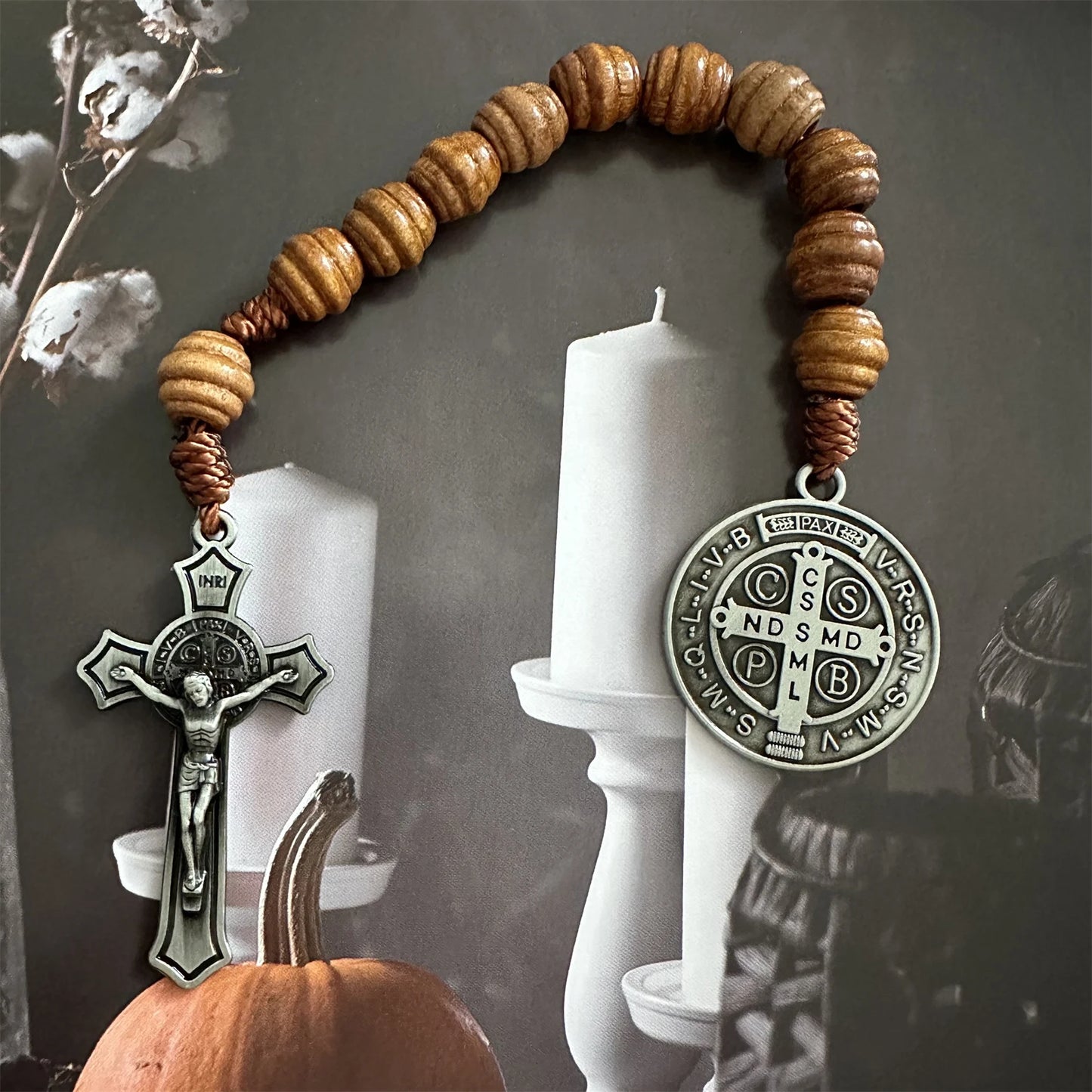Dezena com Contas de Madeira com Medalha de São Bento e Crucifixo