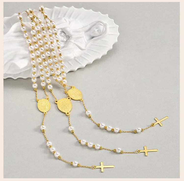 Colar Terço com Pérolas de Acrílico Banhado a Ouro 18k