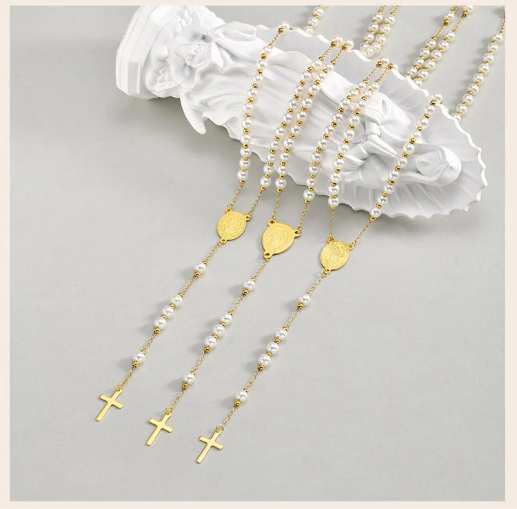 Colar Terço com Pérolas de Acrílico Banhado a Ouro 18k