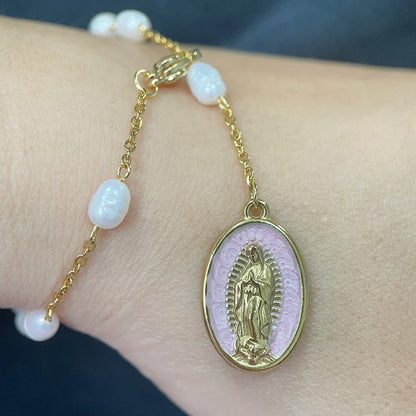 Pulseira Feminina de Pérolas Naturais com Pingente de Nossa Senhora de Guadalupe