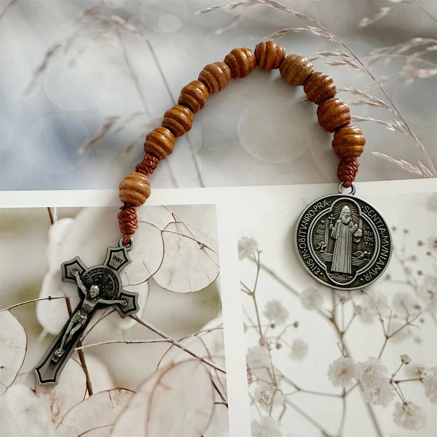 Dezena com Contas de Madeira com Medalha de São Bento e Crucifixo