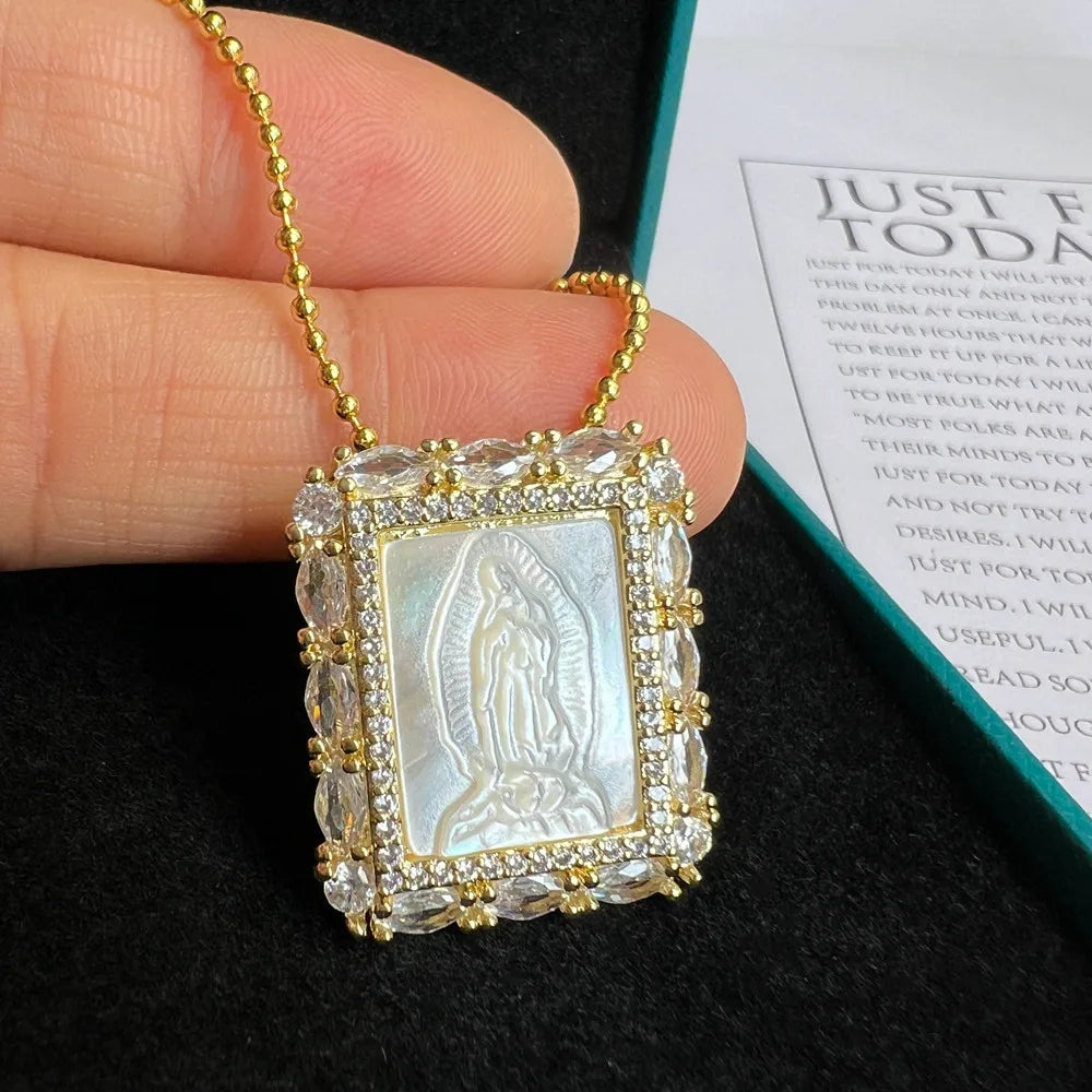 Colar Religioso de Madrepérola com Medalha da Virgem Maria