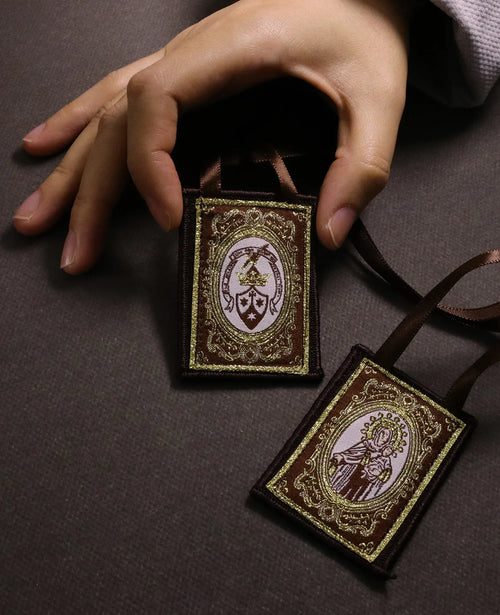Escapulário de Pano Tradicional com Imagem de Nossa Senhora do Carmo e Escudo Carmelita