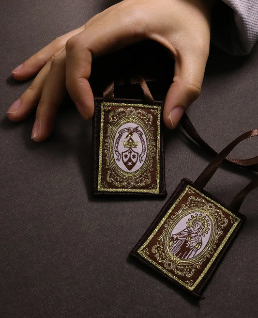 Escapulário de Pano Tradicional com Imagem de Nossa Senhora do Carmo e Escudo Carmelita