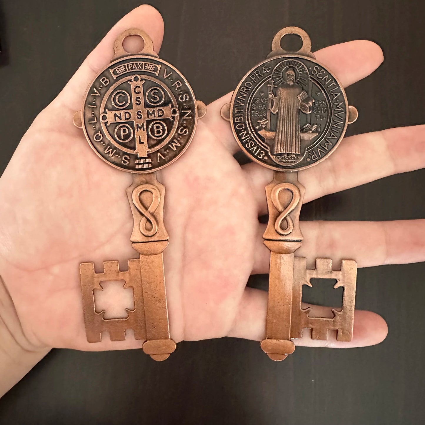 Chave Dupla Face São Bento 12cm – Elegância e Tradição