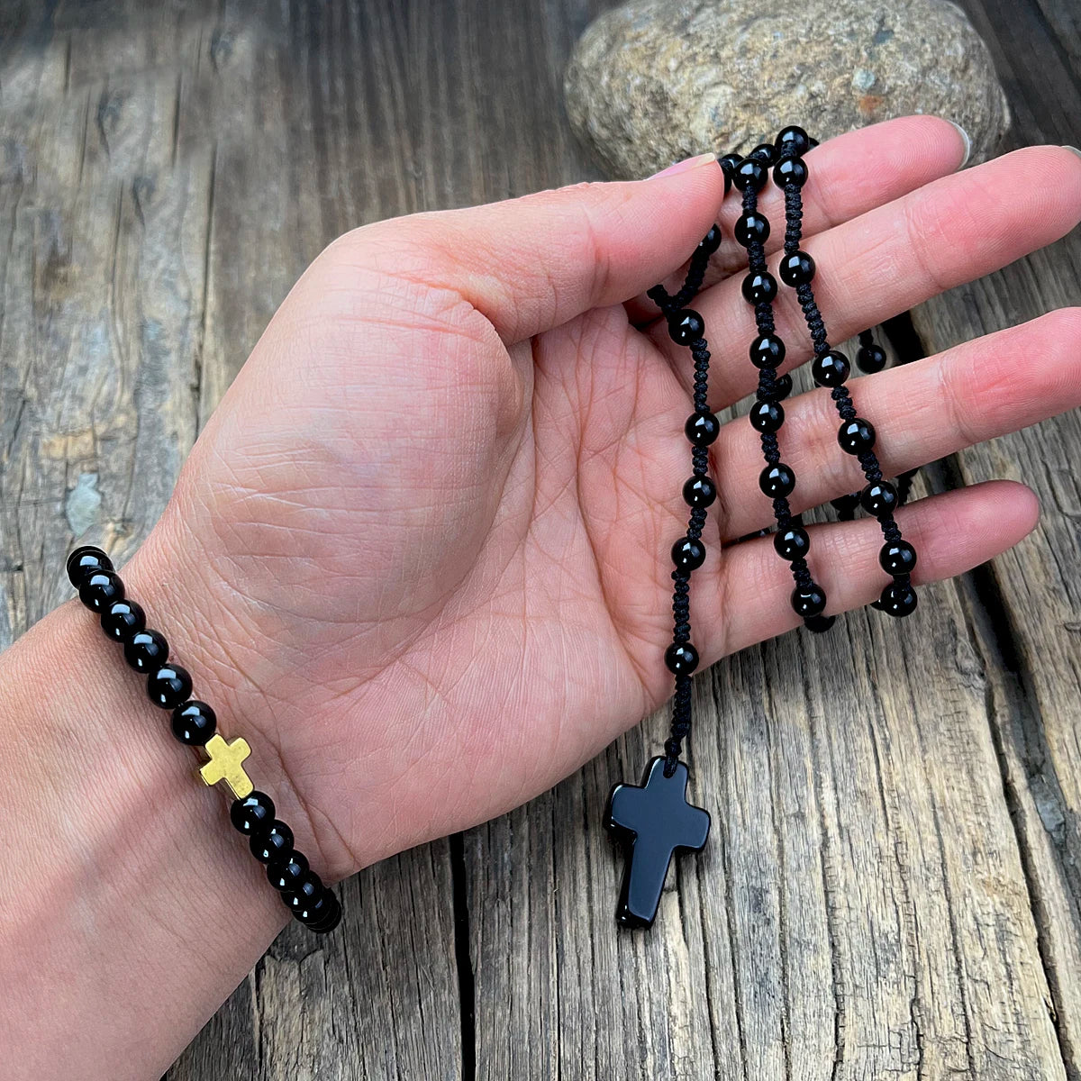 Conjunto Terço e Pulseira de Ágata Negra com Pingente de Cruz