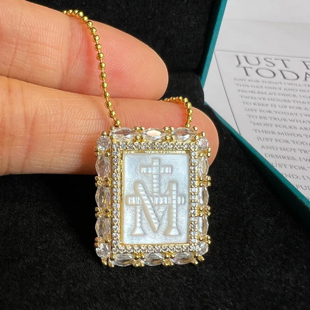 Colar Religioso de Madrepérola com Medalha da Virgem Maria