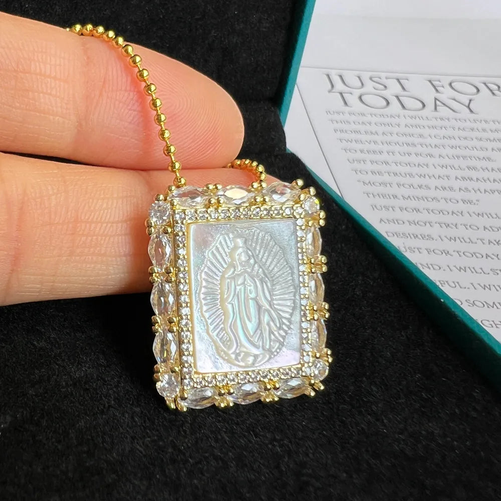 Colar Religioso de Madrepérola com Medalha da Virgem Maria