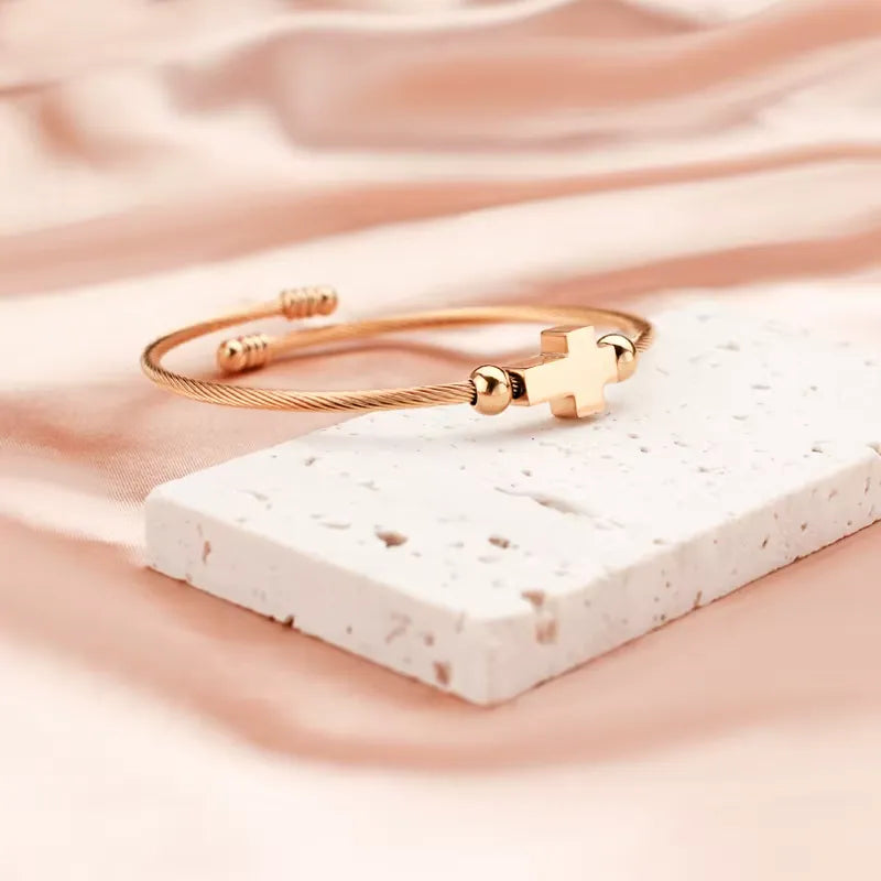 Pulseira Feminina de Aço Inoxidável com Cruz