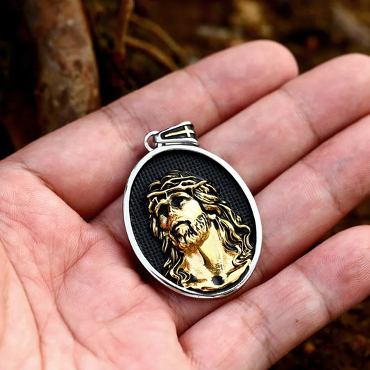 Pingente Masculino Oval Jesus Cristo em Aço Inoxidável – Prata e Dourado