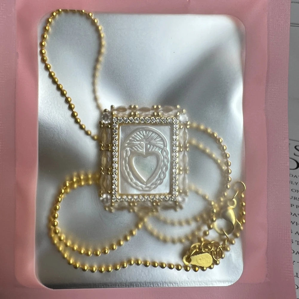 Colar Religioso de Madrepérola com Medalha da Virgem Maria