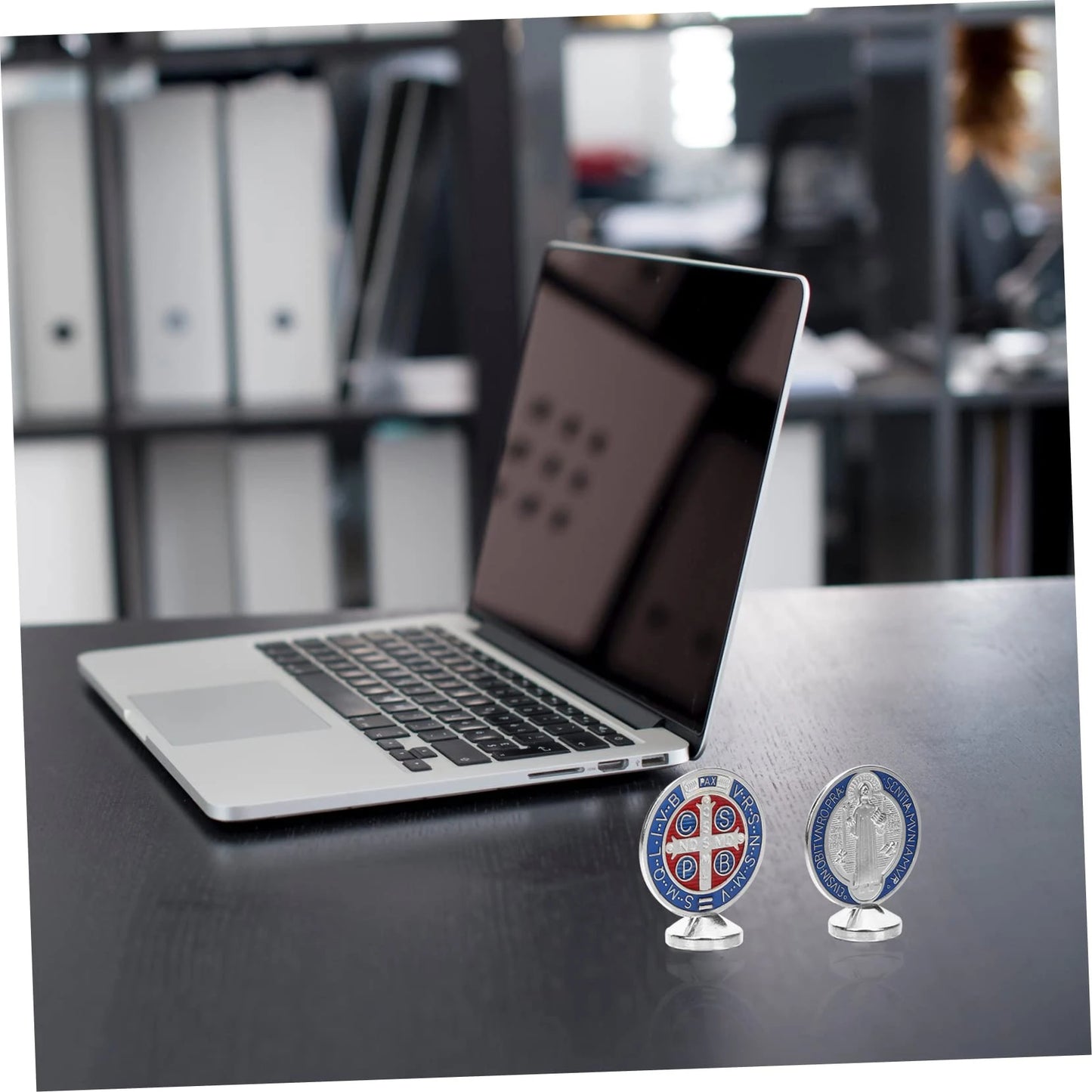 Ornamentos de Mesa Medalha São Bento em Liga de Metal