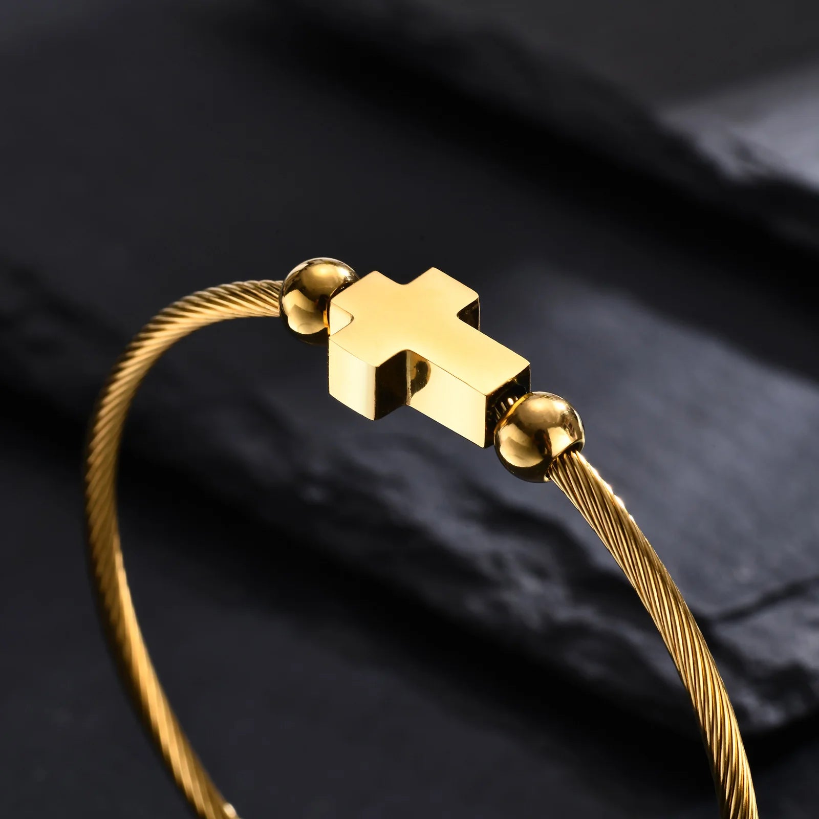 Pulseira Feminina de Aço Inoxidável com Cruz