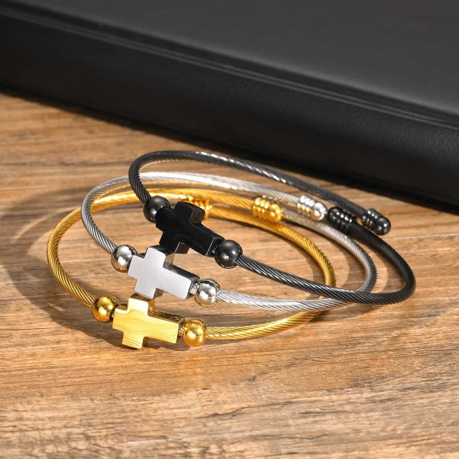 Pulseira Feminina de Aço Inoxidável com Cruz