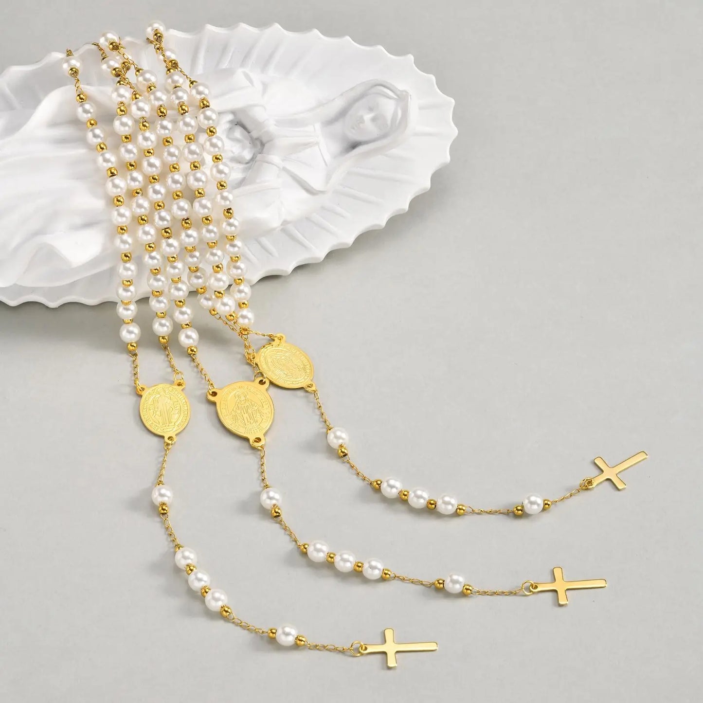 Colar Terço com Pérolas de Acrílico Banhado a Ouro 18k