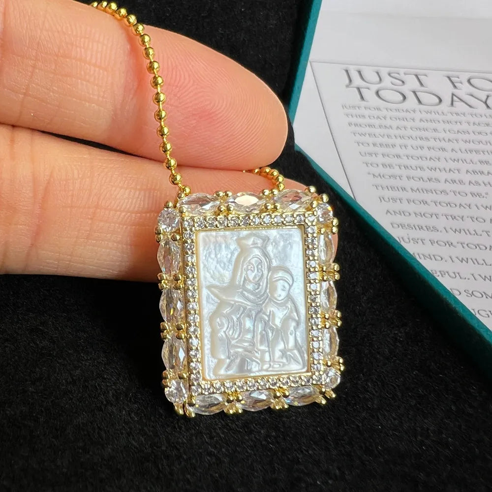 Colar Religioso de Madrepérola com Medalha da Virgem Maria