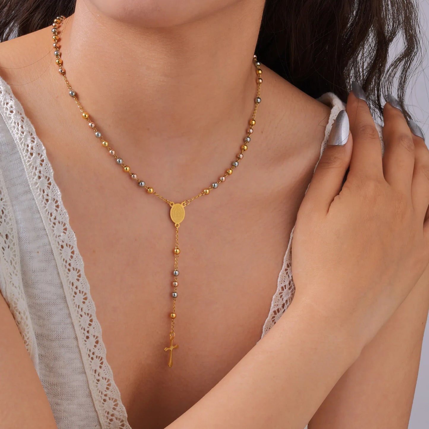 Colar Terço de Três Tons com Pingente de Cruz