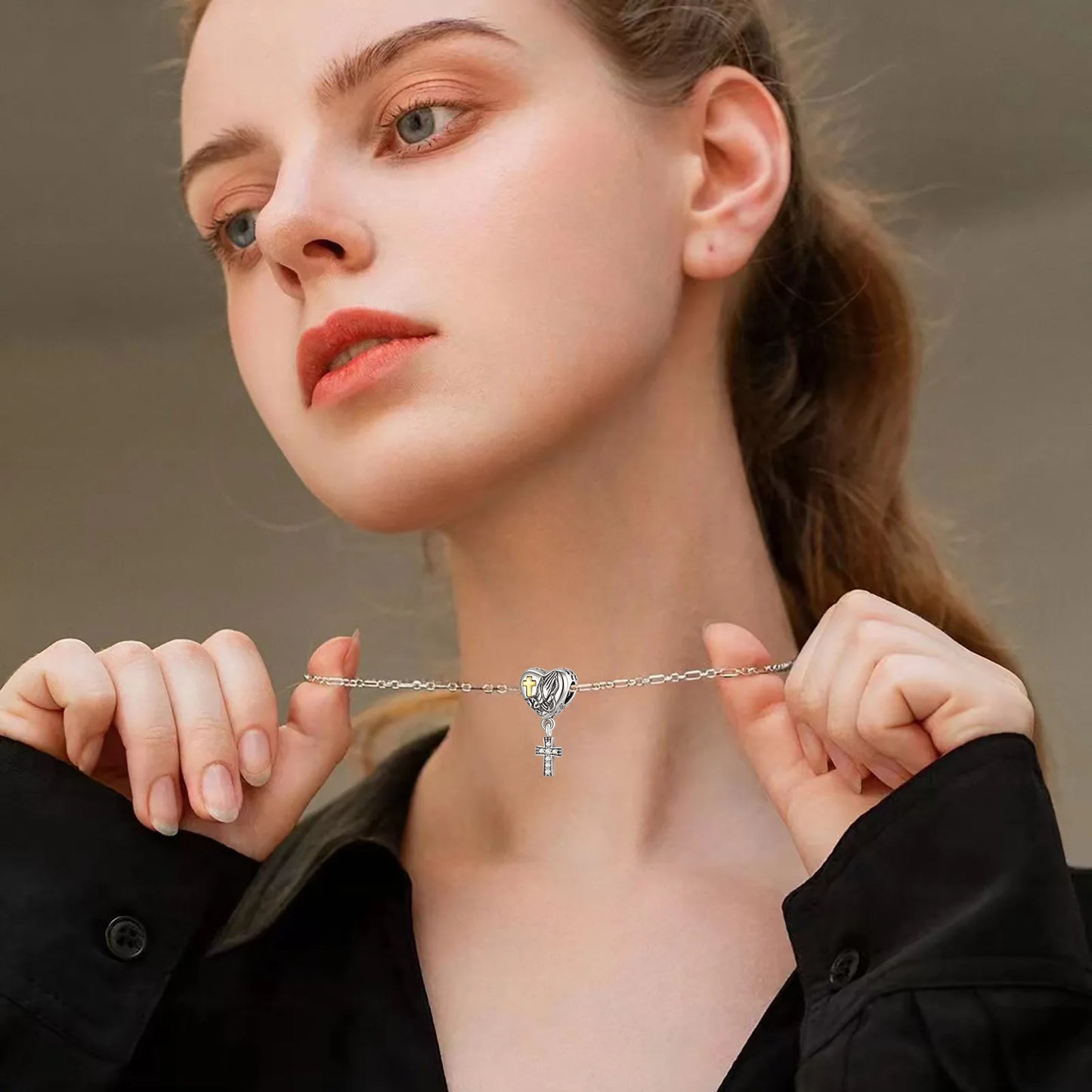 Berloque Cruz Prata Esterlina 925 com Mãos em Oração