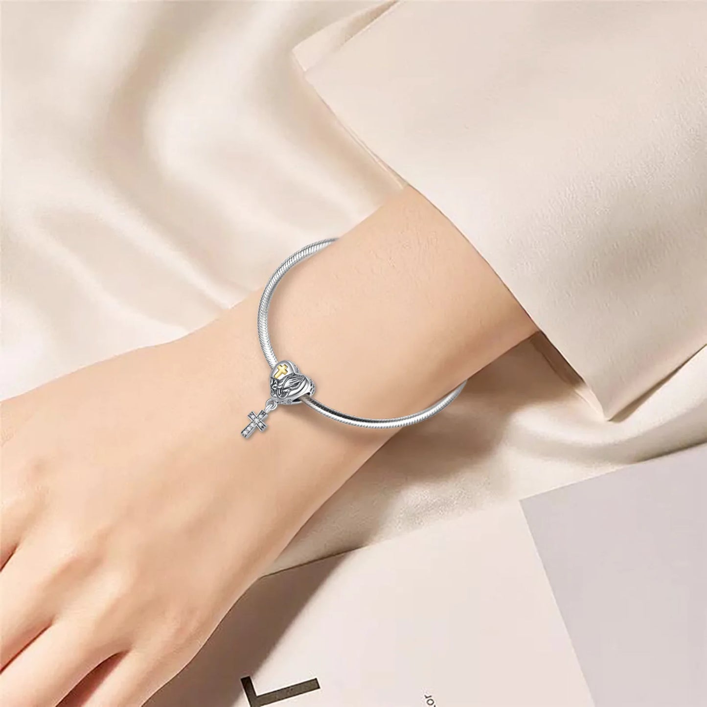 Berloque Cruz Prata Esterlina 925 com Mãos em Oração