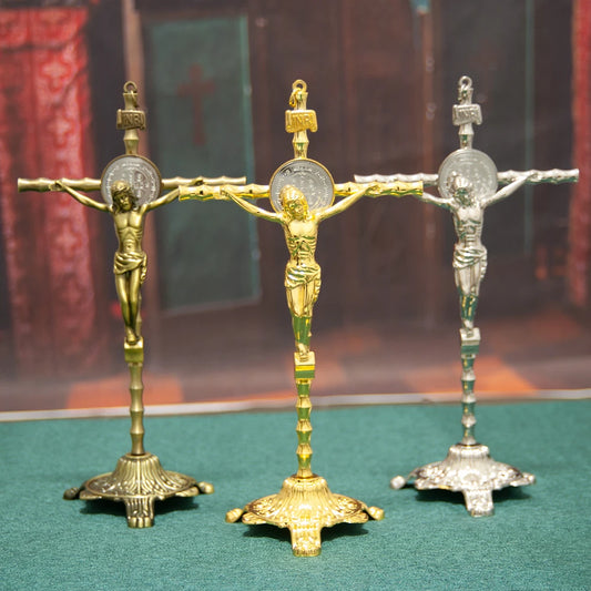 Crucifixo Católico Banhado a Ouro com Medalha de São Bento 27 cm - Estátua de Jesus