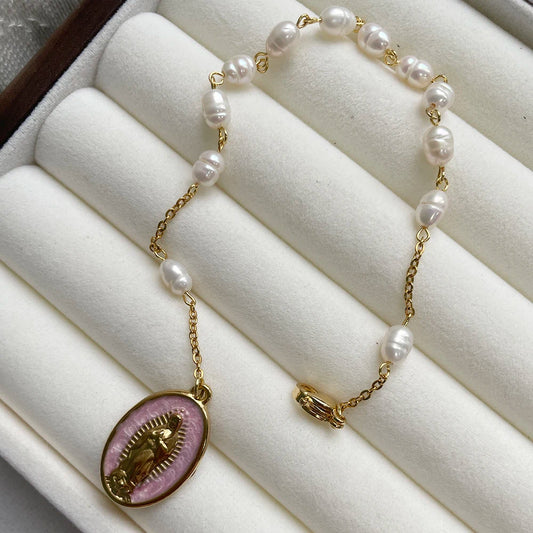 Pulseira Feminina de Pérolas Naturais com Pingente de Nossa Senhora de Guadalupe