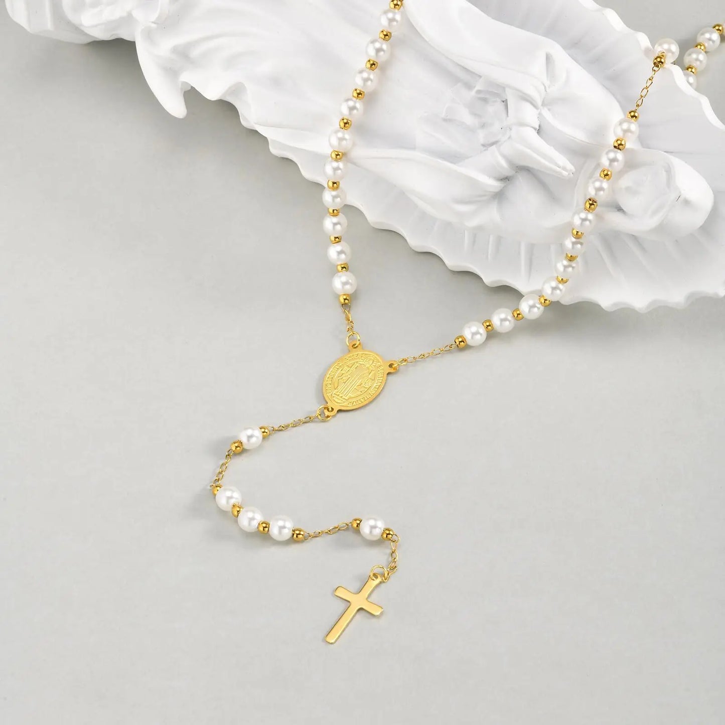 Colar Terço com Pérolas de Acrílico Banhado a Ouro 18k