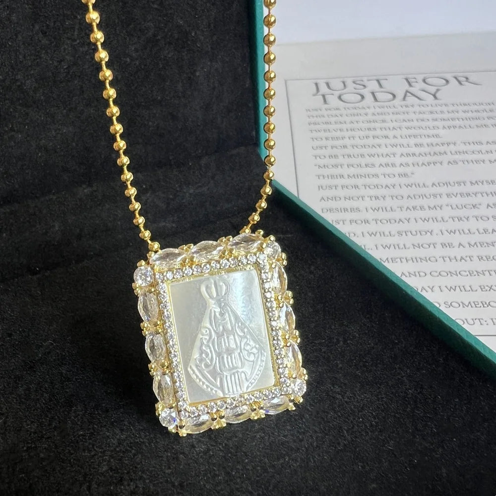 Colar Religioso de Madrepérola com Medalha da Virgem Maria