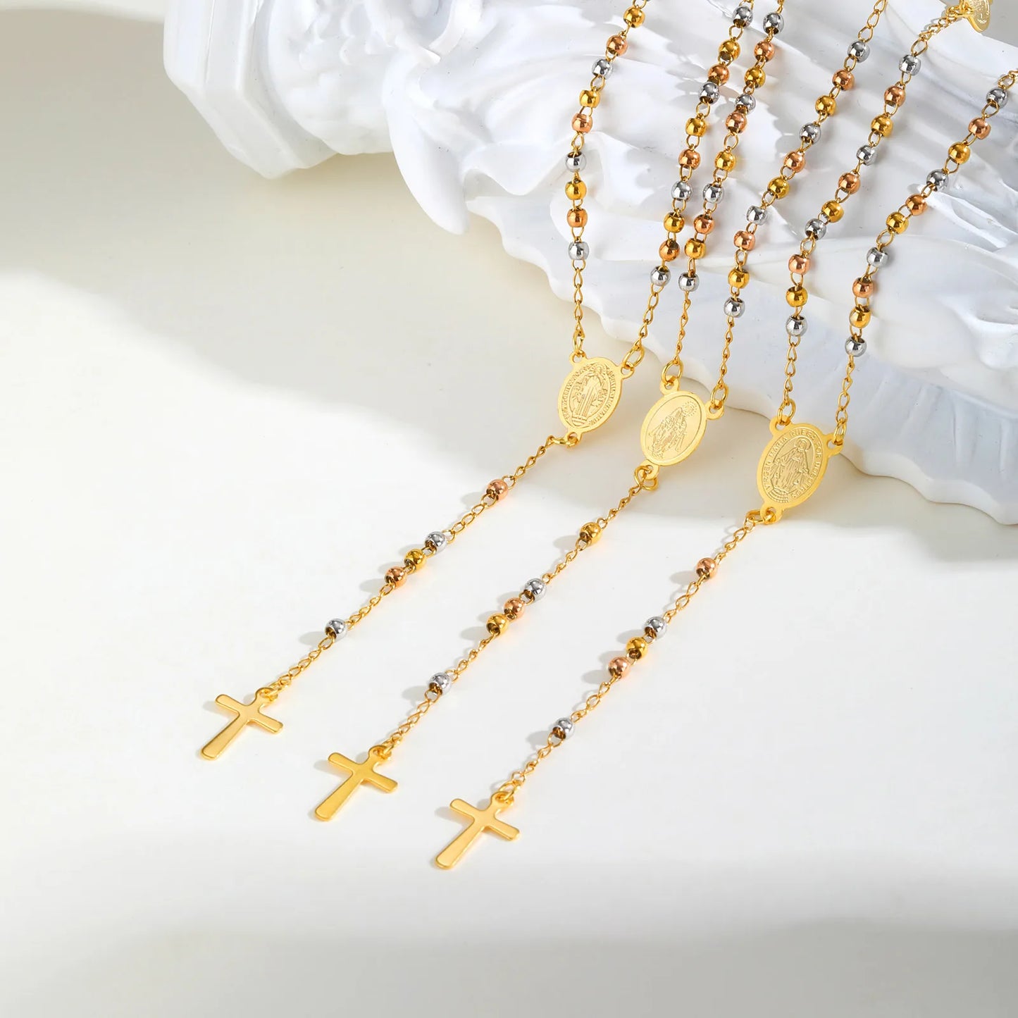 Colar Terço de Três Tons com Pingente de Cruz