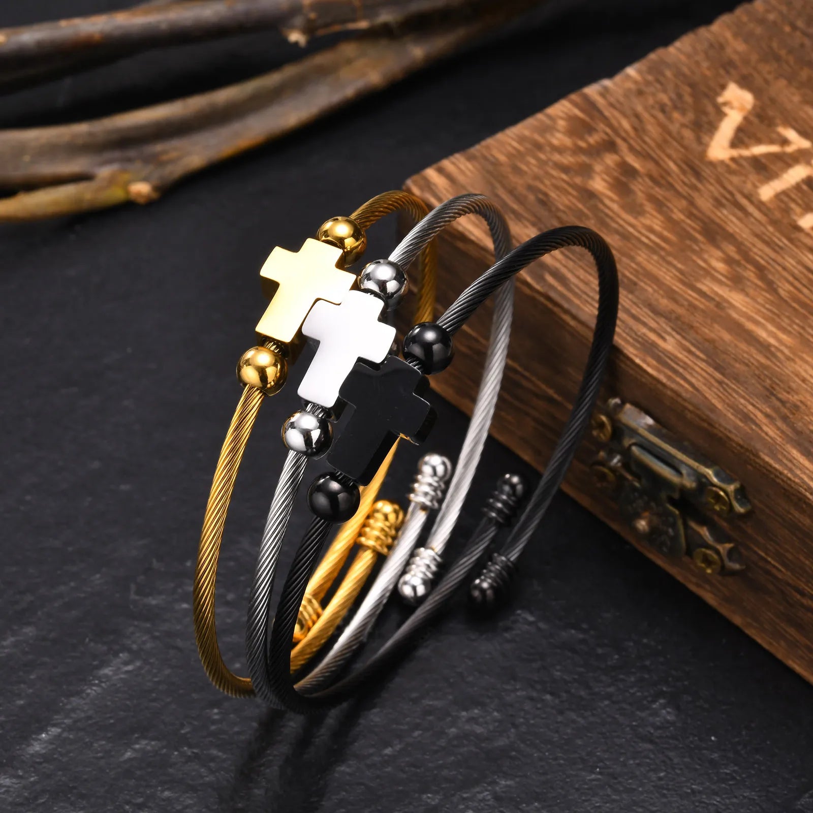 Pulseira Feminina de Aço Inoxidável com Cruz